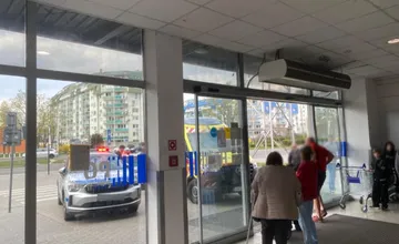 FOTO: Pred OC Hron vo Vrakuni bolo dobodané 15-ročné dievča. Kandidát na starostu tvrdí, že nešlo o útok