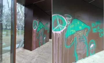 Petržalčanov rozhneval vandalizmus na sídlisku. Nový prístrešok na Gessayovej niekto počmáral, nakreslil na neho hríb
