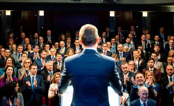 VIDEO: Michal Šimečka obhájil svoj post predsedu Progresívneho Slovenska. Dôveru mu vyhlásila drvivá väčšina delegátov