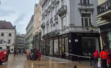 V Starom Meste sa takmer stala tragédia. Z budovy sa odlomil veľký kus omietky, dopadol tesne vedľa turistov