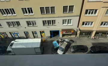 Zásobovanie predajne Lidl na Grösslingovej výrazne komplikuje život miestnym obyvateľom, tí nešetria tvrdou kritikou