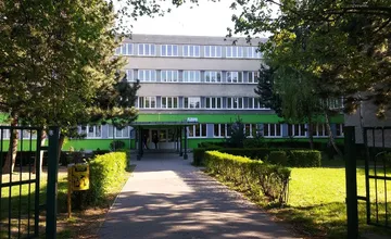 Pri bratislavskej základnej škole napadli žiaka. Obliali ho vodou a potom ho kopali