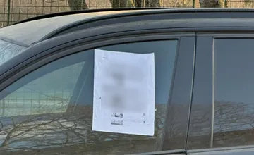 FOTO: Medzi obyvateľmi Rače a vodičom z východu vypukol konflikt. Na aute mu nechali odkaz