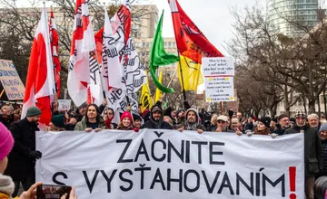 VIDEO: Na proteste v Bratislave bolo viac ako 14-tisíc ľudí. Na námestí vznikla aj ľudová pieseň o Martine Šimkovičovej