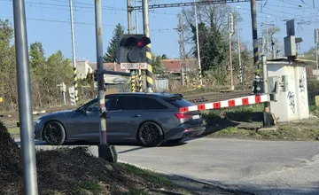 Prvoaprílový hazard? Vodič ostal v Malackách zakliesnený na priecestí