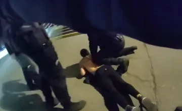 VIDEO: Policajti zasahovali vo vlaku. Agresívny muž napadol aj ich a skončil v putách