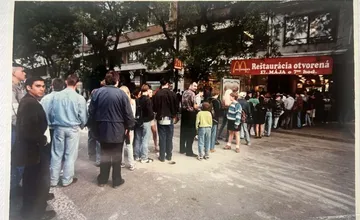 Pamätáte si, keď v Bratislave otvorili prvý McDonald´s? Ľudia stáli v rade ako na mandarínky