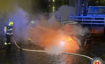 FOTO: Na Starých Gruntoch v Bratislave horelo auto, škody sa vyšplhali na 13-tisíc eur
