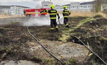 VIDEO: Požiar porastu v bratislavskej Dúbravke mohol vyjsť draho, hasičom sa podarilo uchrániť majetok za milióny eur