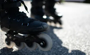 Slobodnej mamičke z Petržalky niekto ukradol kolieskové korčule, niektoré názory obyvateľov sú na zamyslenie