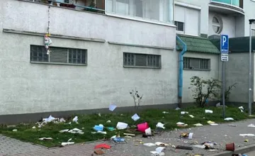 Problémová obyvateľka vo Vrakuni pravidelne znečisťuje okolie a susedom robí peklo, starosta prisľúbil pomoc