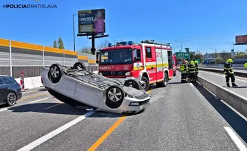 Na diaľnici D2 sa prevrátilo auto: Za tunelom Sitina sa tvoria kolóny