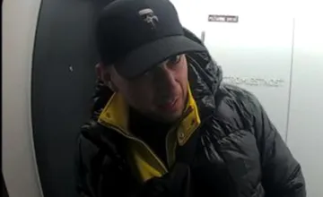 FOTO: Polícia ukázala fotky muža, ktorý prenikol do bytu v Sky Parku na 25. poschodí, hľadajú akékoľvek informácie