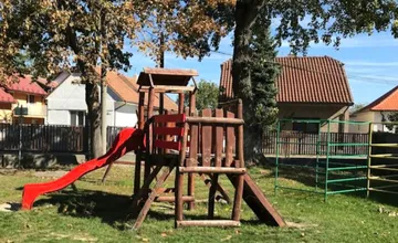 Otázka zriadenia toaliet na detskom ihrisku v Podunajských Biskupiciach rozdeľuje miestnych obyvateľov