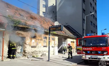 FOTO: Hasiči v stredu zasahovali v Starom Meste. Horela budova hneď vedľa zastávky