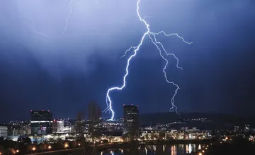 FOTO: Zábery blesku, ktorý v Bratislave udrel do domu, ohromili obyvateľov. Niektoré opísali aj osobnú skúsenosť