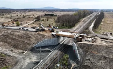FOTO: Pri Stupave rastie nový nadjazd. Nahradí železničné priecestie a zlepšiť má aj dopravu v regióne