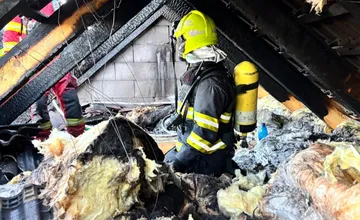 VIDEO: Hasiči zasahovali pri požiari strechy na Československých tankistov, oheň spôsobil škodu za 70-tisíc eur