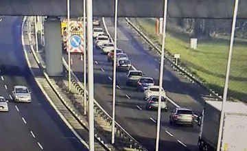 Premávka na D1 a v jej okolí je zhustená, na ceste pri Bernolákove sa tvoria kolóny