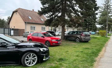 Nedeľné omše vo Vrakuni naďalej dvíhajú tlak mnohým obyvateľom, veriaci naďalej bezohľadne parkujú na trávnikoch