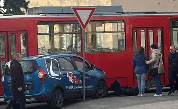 Nehoda električky a auta v Rači otvorila nanovo diskusiu, či je aktuálne nastavenie križovatky správne