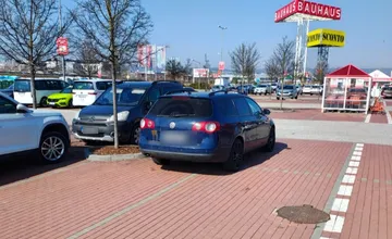 Neuveriteľné parkovanie šoféra pri Bauhause v Bratislave. Každým kolesom obsadil jedno parkovacie miesto, dokopy 4!