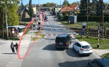 VIDEO: Nebezpečný incident na priecestí v Bernolákove: Mladého chlapca tu takmer zrazil vlak