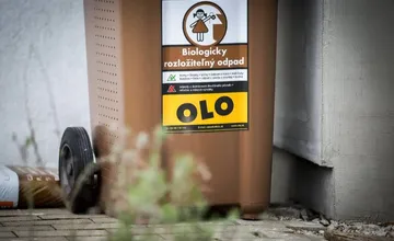 Vrakunčanke niekto cez noc zaplnil smeťami celý kontajner pred domom. Obyvatelia debatujú, čo v takom prípade robiť