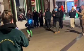 VIDEO: Nový ochranca Obchodnej? Tínedžeri sa na ulici predvádzali s robotom za 18-tisíc