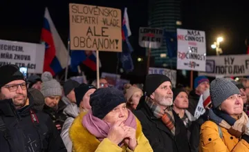 VIDEO: Pred Národnou radou SR prebehol protivládny protest, zúčastnilo sa ho podľa odhadov 2-tisíc ľudí