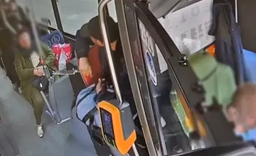 VIDEO: Muž v bratislavskej MHD vytiahol na cestujúcich veľký nôž, vyhrážal sa im a opľul ich