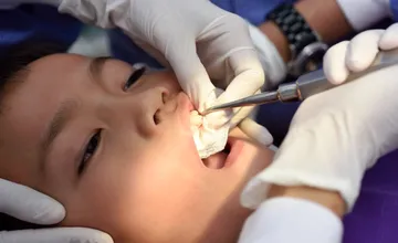 Doktorka z Rače podala pomocnú ruku zúfalej mame, ktorej synčeka odmietali ošetriť ako rizkový prípad všade, kam prišli