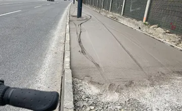 Nový chodník v Mlynskej doline zničili cyklisti. Práce meškajú a situácia vyvoláva kritiku