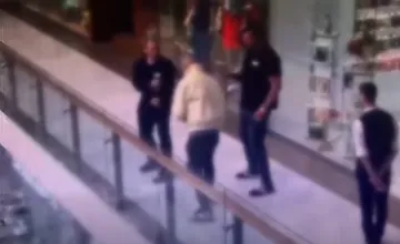 VIDEO: Agresívny muž sa v obchode v Bratislave pustil do SBS. Udieral ich hlavou a päsťami a musela zakročiť polícia