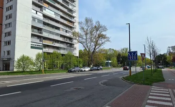 Vládne na Námestí hraničiarov anarchia? Petržalčania upozorňujú na nebezpečné parkovanie niektorých vodičov