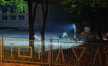 VIDEO: Na gymnáziu v Ružinove stavbári vŕtali a búchali o pol 1 v noci, riešiť to musela až mestská polícia