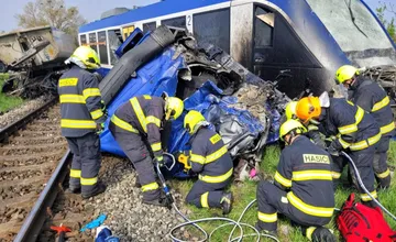 VIDEO: Na trati pri Dunajskej Strede sa zrazil vlak s kamiónom. Zrážku vodič kamiónu neprežil, desiatky ľudí sa zranilo