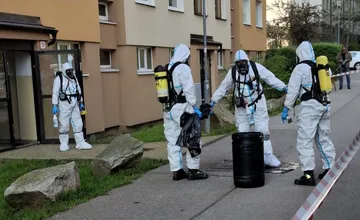 FOTO: Obyvatelia bytovky v Bratislave si našli na rohožke neznámu bielu látku, zasiahnuť museli hasiči