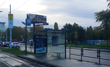 Cestujúci sa sťažujú na prístrešok na Tomášikovej. Neochráni nás pred vetrom ani dažďom, kritizujú aj ďalšie