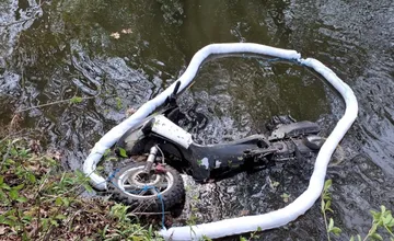 Tragédia pri Malackách: Motocyklista po náraze do stromu zomrel, druhého zraneného transportovali vrtuľníkom
