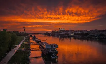 FOTO: Bratislavskú oblohu zaplavilo červené more, obyvatelia sú z neuveriteľného úkazu na oblohe očarení