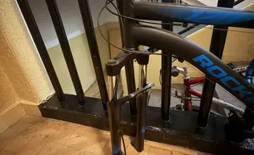 V Novom Meste sa kradnú už aj kolesá z bicyklov. Nepomôže ani kamera a bicykel zamknutý vo vchode