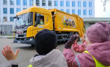 Smetiarske autá v Bratislave ožijú. Nové polepy prinesú deťom aj dospelým interaktívny zážitok