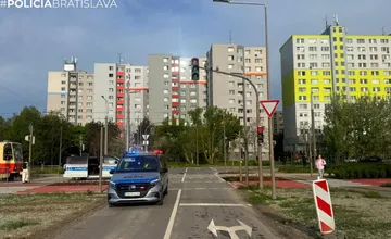 Po zrážke s električkou v Bratislave skončil 16-ročný chlapec v nemocnici. Polícia varuje chodcov pred nepozornosťou