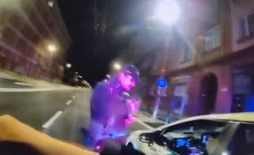 VIDEO: Taxikár v Bratislave zaujal policajtov, keď prešiel na červenú. Nakoniec fúkal a skončil v cele