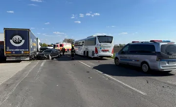 FOTO: V Dunajskej Lužnej sa zrazil autobus s tromi autami, viezli sa v ňom desiatky cestujúcich, tri deti utrpeli šok