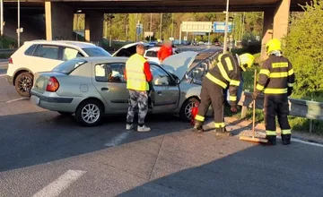 FOTO: SUV zdemolovalo v Lamači starší Renault, ktorý nemal šancu. Zranilo sa aj malé dieťa