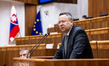 Najprestížnejšia ratingová agentúra neverí Kamenického konsolidácii. Rating Slovenska je najnižší za posledných 12 rokov