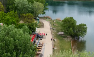 Nový mlatový chodník na Draždiaku je hotový, názory Petržalčanov naň sú rozpačité