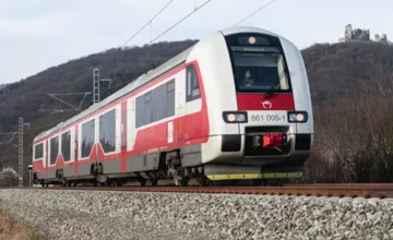 Dráma vo vlaku pri Bratislave. Cestujúcu ratovala záchranka, spoj má veľké meškanie